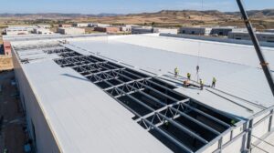Blog 12 Instalación de cubierta de panel sándwich aislante sobre la estructura metálica de una nave industrial